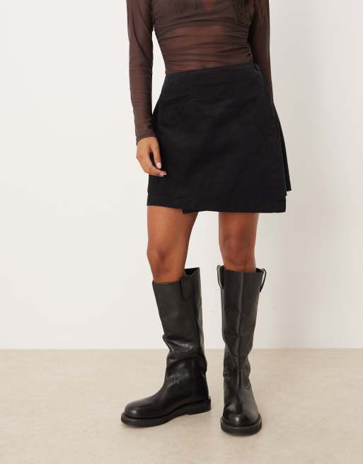 Nobody's Child Petite – Sofia – Cord-Minirock in Schwarz mit gewickelter Vorderseite, 2 von 5