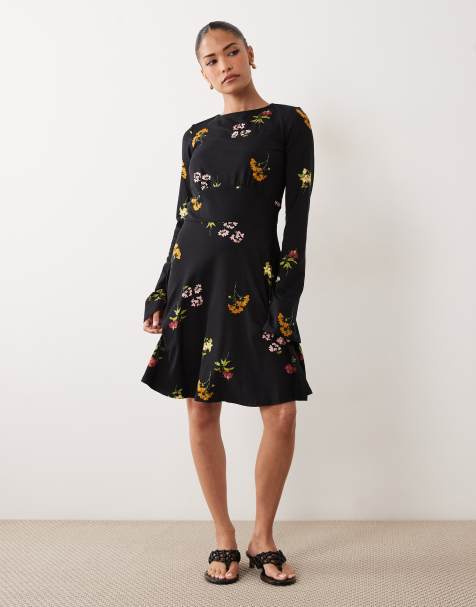 Nobody's Child Petite Stretch-Kleid mit U-Boot-Ausschnitt, ausgestellten Ärmeln und Mini-Skater-Schnitt in Schwarz mit Blumenmuster - view 1