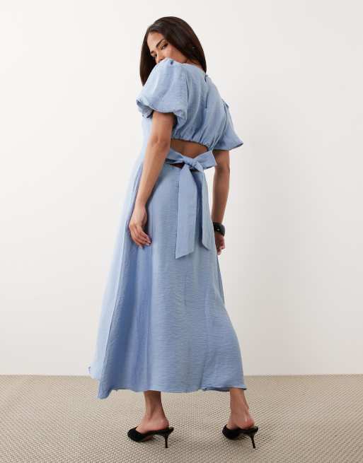 Nobody's Child Petite – Symran – Satin-Midikleid in Hellblau mit U-Boot-Ausschnitt und Puffärmeln, 4 von 4