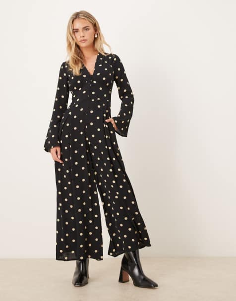 Nobody's Child - Petite - Valencia - Jumpsuit met V-hals en knopen aan de voorkant in zwart met stippen - view 1