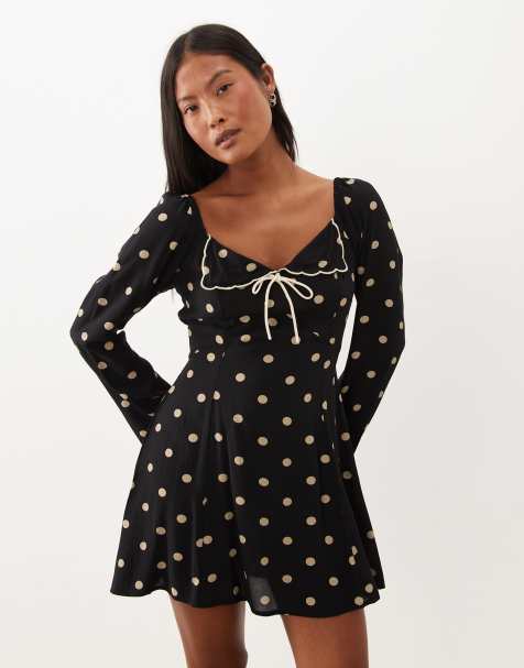 Nobody's Child Petite vestido mini de gasa Lyon con detalle de escote corazón y estampado de lunares negros - view 1