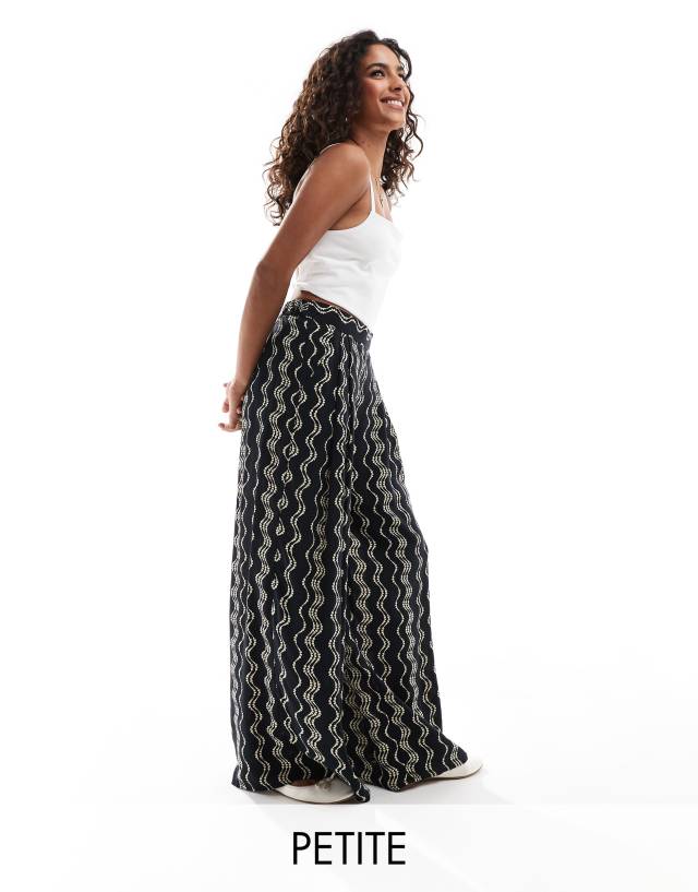 Nobody’s Child Petite - Nobody's Child Petite Zena wide leg trousers in geo print