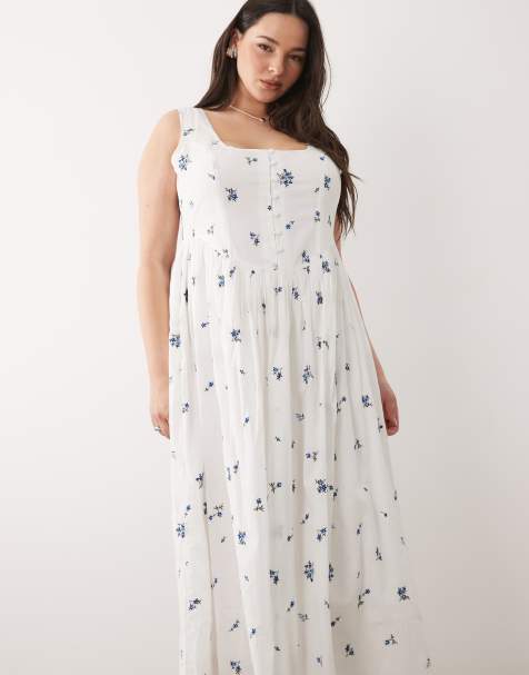Nobody's Child Plus – Besticktes Midikleid im Milchmädchen-Stil in Weiß mit blauem Blumenmuster und hohem Baumwollanteil - view 1