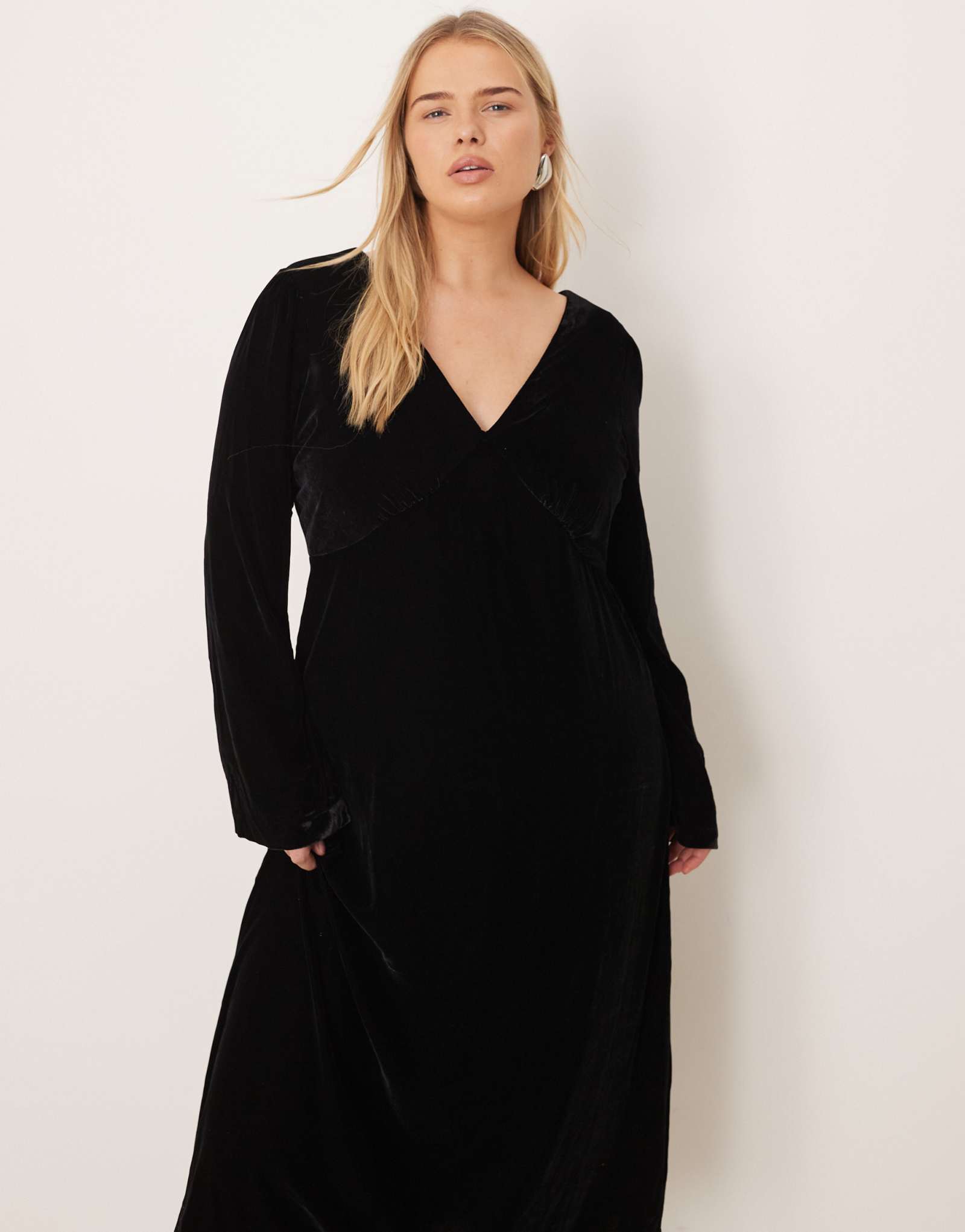 Черное миди-платье Nobody's Child Plus Josie с v-образным вырезом и длинными рукавами черного цвета