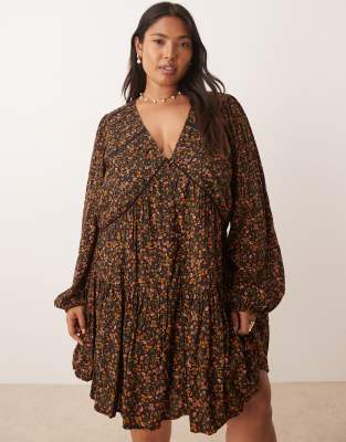 Nobody's Child Plus - Marley - Kurzes Boho-Kleid mit V-Ausschnitt und dunklem Blumenmuster-Bunt