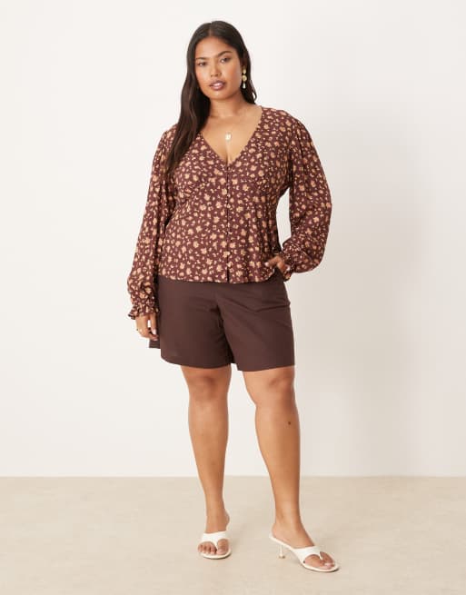 Nobody's Child Plus Rhian v-neck blouse in brown ditsy floral, 3 of 4