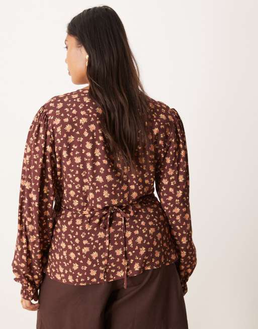 Nobody's Child Plus Rhian v-neck blouse in brown ditsy floral, 4 of 4