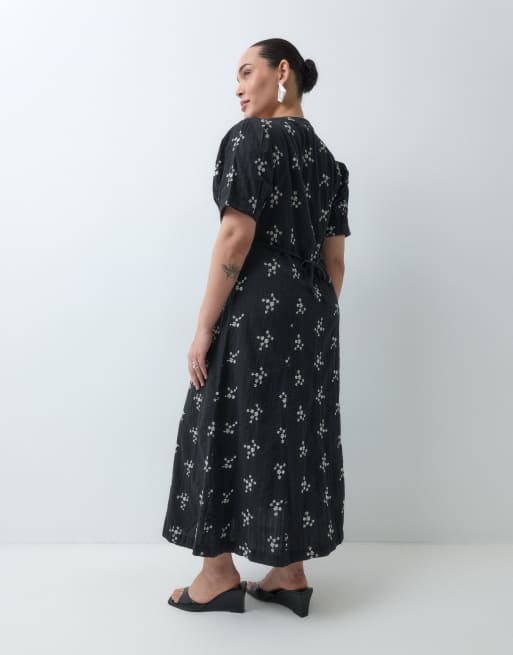 Nobody's Child Plus robe midi en coton à col V, boutonnée sur le devant, à nouer à la taille, noire à fleurs, 4 de 5