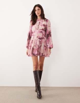 Nobody's Child - Reese - Minikleid in Rosa mit verschwommenem Print und geraffter Taille