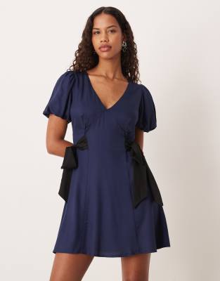 Remi - Robe courte à col V avec manches bouffantes et naud sur le côté - Bleu-Bleu marine 36