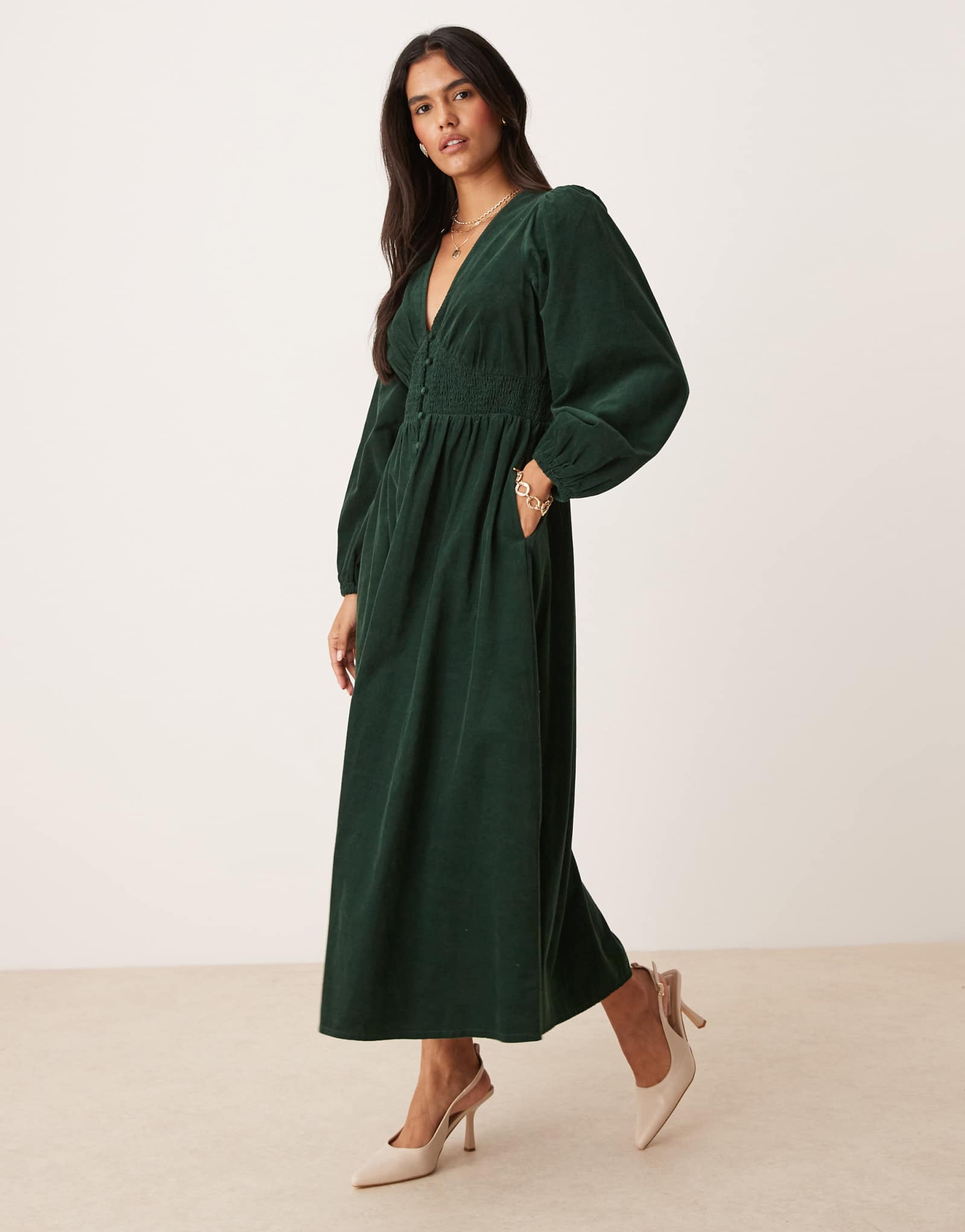 Вельветовое платье миди с v-образным вырезом Nobody's Child Riley темно-зеленого цвета