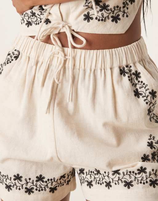 Nobody's Child – Rosie – Bestickte Shorts in Beige, Kombiteil, 2 von 5