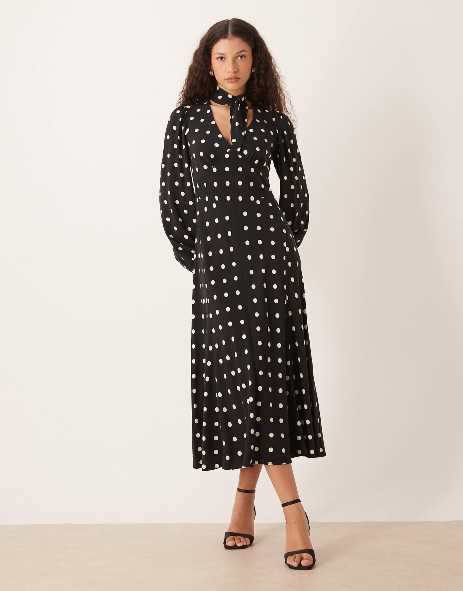 Платье мидакси с завязками на шее от Nobody's Child Sadie в черно-белую полоску