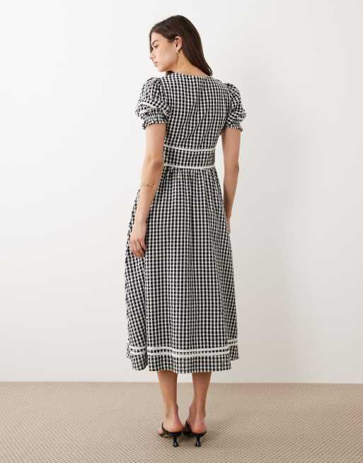 Nobody's Child Saffy v-neck puff sleeve midi dress in black gingham , 4 of 4