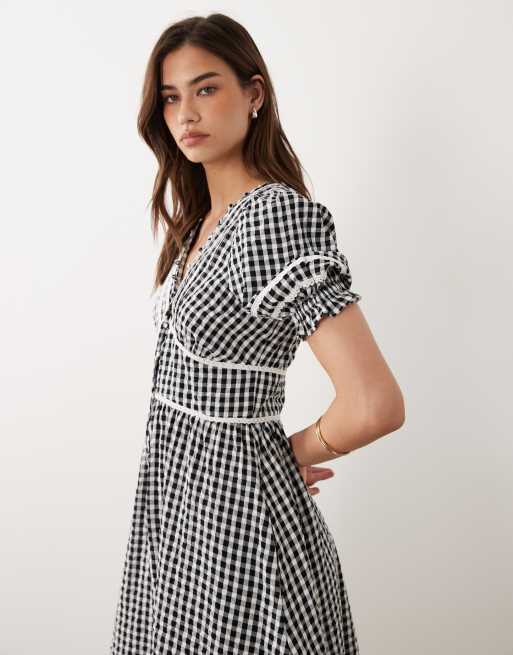 Nobody's Child Saffy vestito midi in cotone con scollo a V e maniche a sbuffo a quadri neri, 3 di 4
