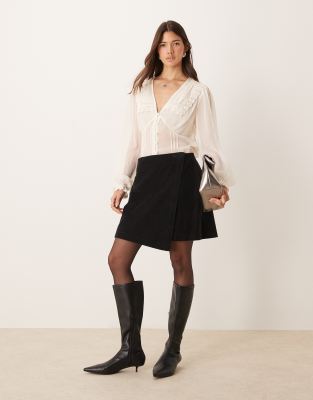 Nobody's Child - Sofia - Mini-jupe croisée en velours côtelé - Noir