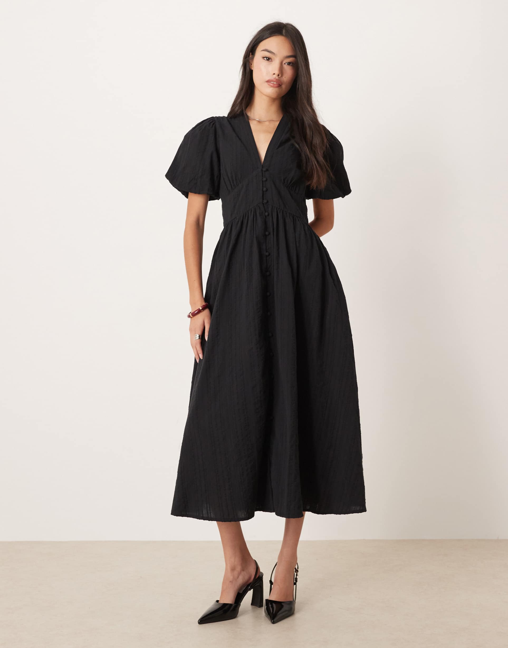 nobody's child starlight v-neck puff sleeve seersucker midi dress in black