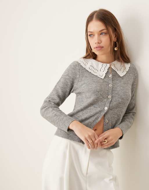 Nobody's Child – Strickjacke in Grau mit Kragen aus Gewebe mit Lochstickerei