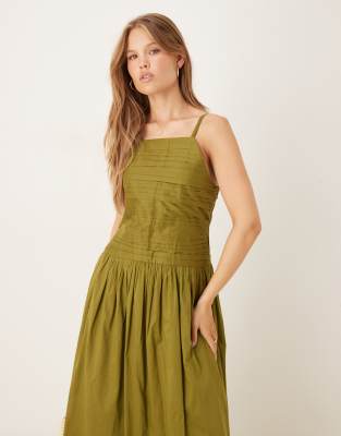 Nobody's Child – Talia – Gerafftes Midikleid in Khaki mit tiefer Taille - view 1
