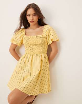 Nobody's Child - Tasmin - Robe courte à rayures et manches bouffantes - Jaune/chocolat