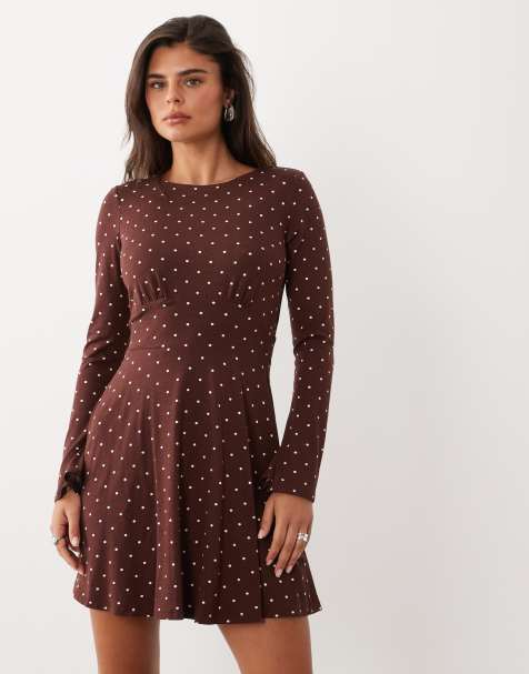 Nobody's Child Tate Jersey-Kleid mit Rundhalsausschnitt, taillierter Taille und Mini-Länge in Schokobraun mit Punkten - view 1