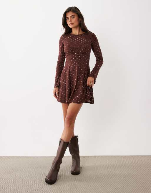 Nobody's Child Tate robe courte en jersey à col rond, taille cintrée, à pois chocolat, 2 de 4