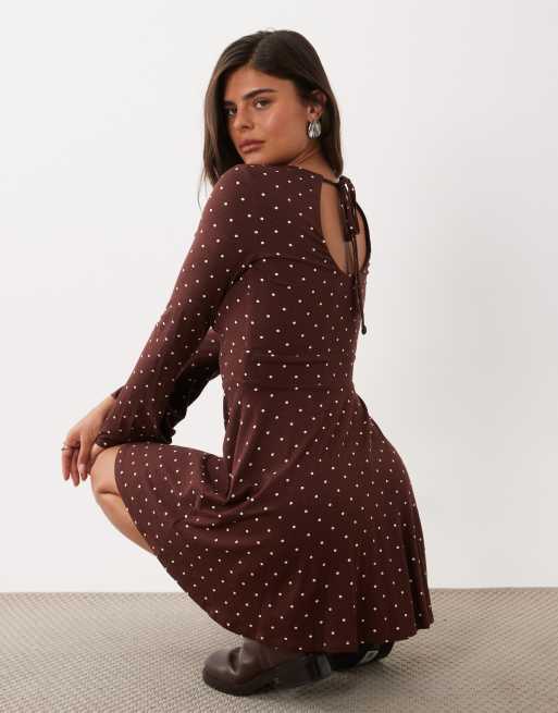 Nobody's Child Tate robe courte en jersey à col rond, taille cintrée, à pois chocolat, 4 de 4