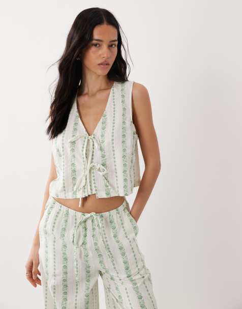 Nobody's Child – Thandy – Westen-Oberteil aus Baumwolle in Cremeweiß mit Bindedetail und grünem Blumenmuster, Kombiteil - view 1
