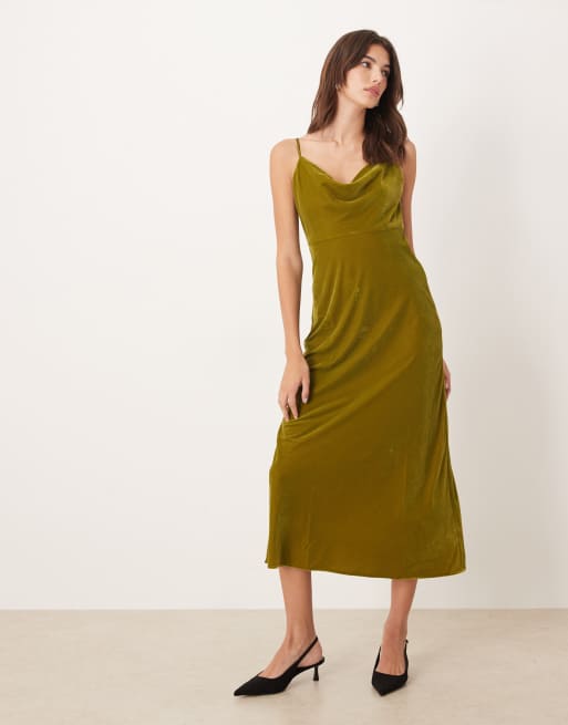 Nobody's Child – Trixie – Oliwkowa aksamitna sukienka midaxi na ramiączkach