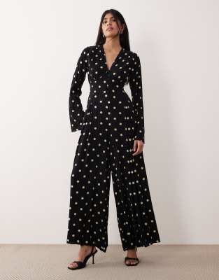 Nobody's Child - Valencia - Jumpsuit in Schwarz mit Polka Dots, V-Ausschnitt, Knopfdetail und Plissierung vorne