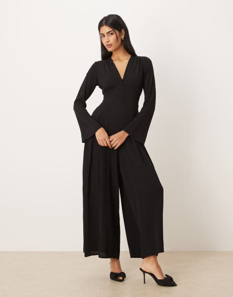 Nobody's Child – Valencia – Jumpsuit in Schwarz mit V-Ausschnitt, Knopfleiste vorn und plissiertem Bein - view 1