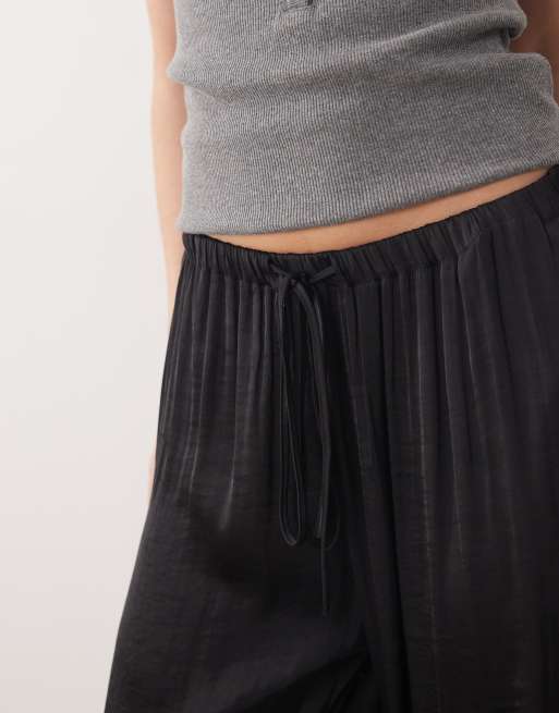 Nobody's Child Vida satin tie waist balloon pants in black, 2 of 5