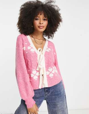 Nobody's Child - Vorne gebundene Jacquard-Strickjacke in Rosa mit Zopfmuster