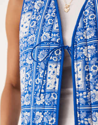 L 新品！BIRDWELL BANDANA PATCHWORK VEST Nobody's Child western quilted vest in blue bandana print | ASOS