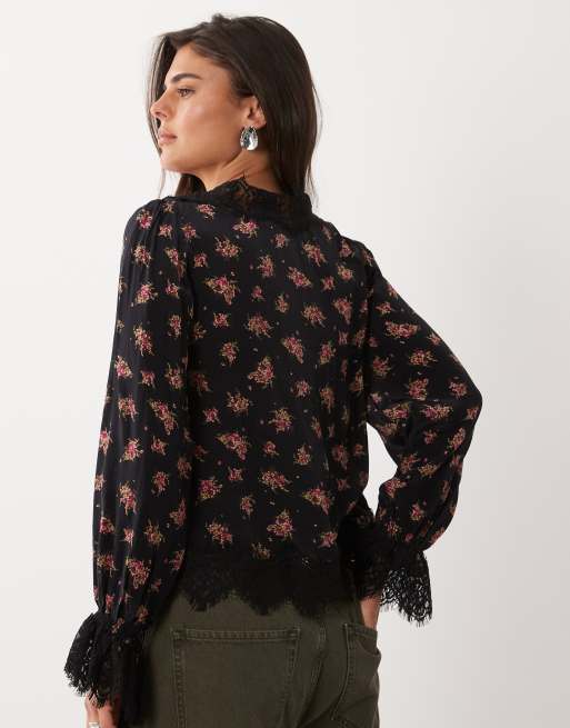 Nobody's Child Wilde bluse med v-hals, blondedetaljer og bindebånd i sort blomsterprint, 4 af 4