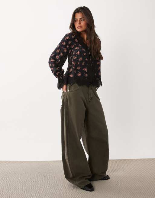 Nobody's Child Wilde Bluse mit V-Ausschnitt, Spitzenbesatz und Bindeband-Detail in Schwarz mit Blumenmuster, 2 von 4