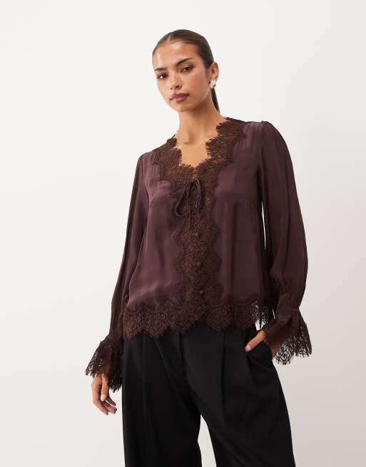 Nobody's Child Wilde Satin-Bluse mit Spitzendetail, Bindebrust und langen Ärmeln in Schokobraun, 2 von 4