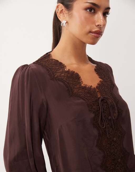 Nobody's Child Wilde Satin-Bluse mit Spitzendetail, Bindebrust und langen Ärmeln in Schokobraun, 3 von 4