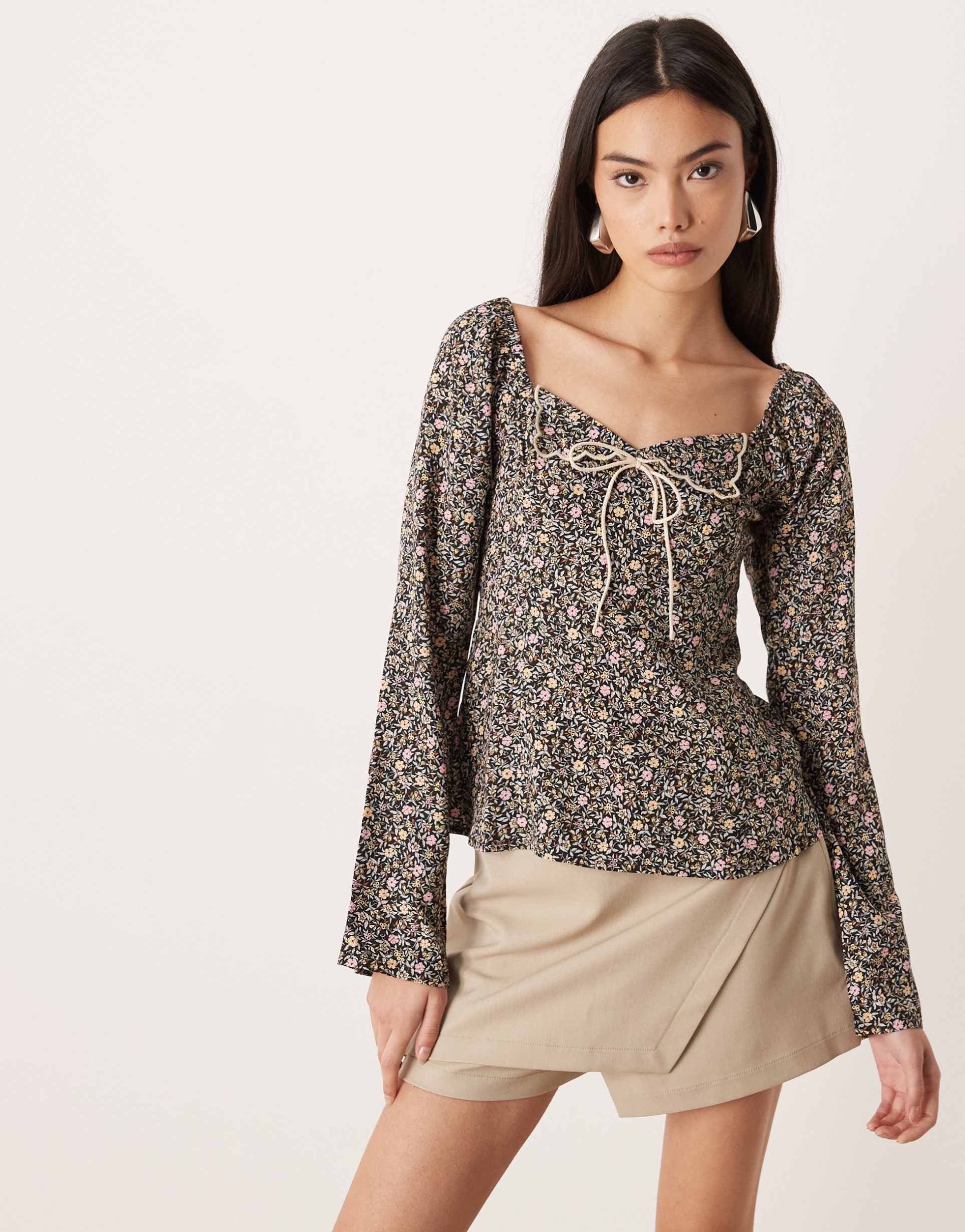 nobody's child winslet sweetheart neck scalloped collar and bow detail top in floral print