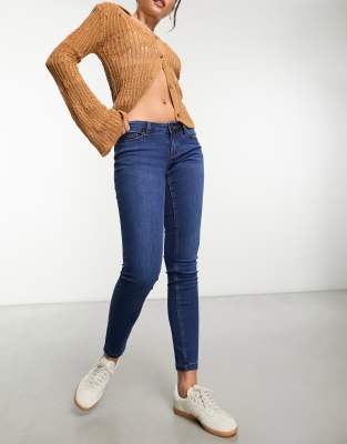 Noisy May - Allie - Eng geschnittene Jeans in Mittelblau mit niedrigem Bund