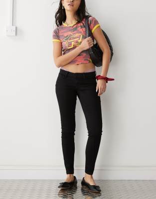 Noisy May - Allie - Eng geschnittene Jeans in verwaschenem Schwarz mit niedrigem Bund