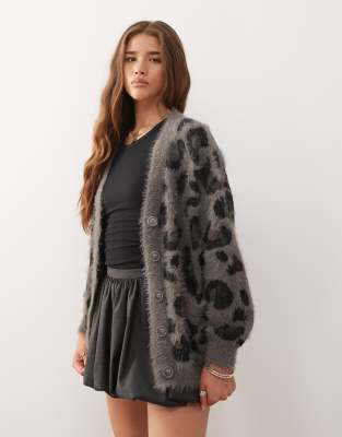 Noisy May - Angeraute Strickjacke in Grau mit Leopardenmuster