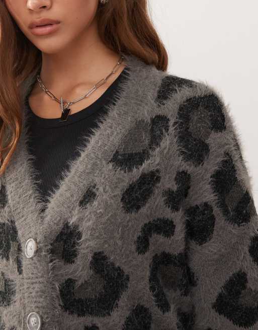 Noisy May – Angeraute Strickjacke in Grau mit Leopardenmuster, 2 von 4