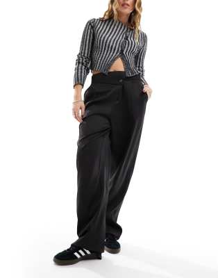 Noisy May - Asymmetrische Hose in Schwarz mit hohem Bund und weitem Bein