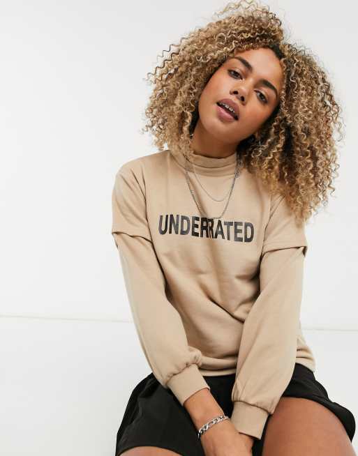 Noisy May – Beżowa bluza z zabudowanym dekoltem i napisem „Underrated”