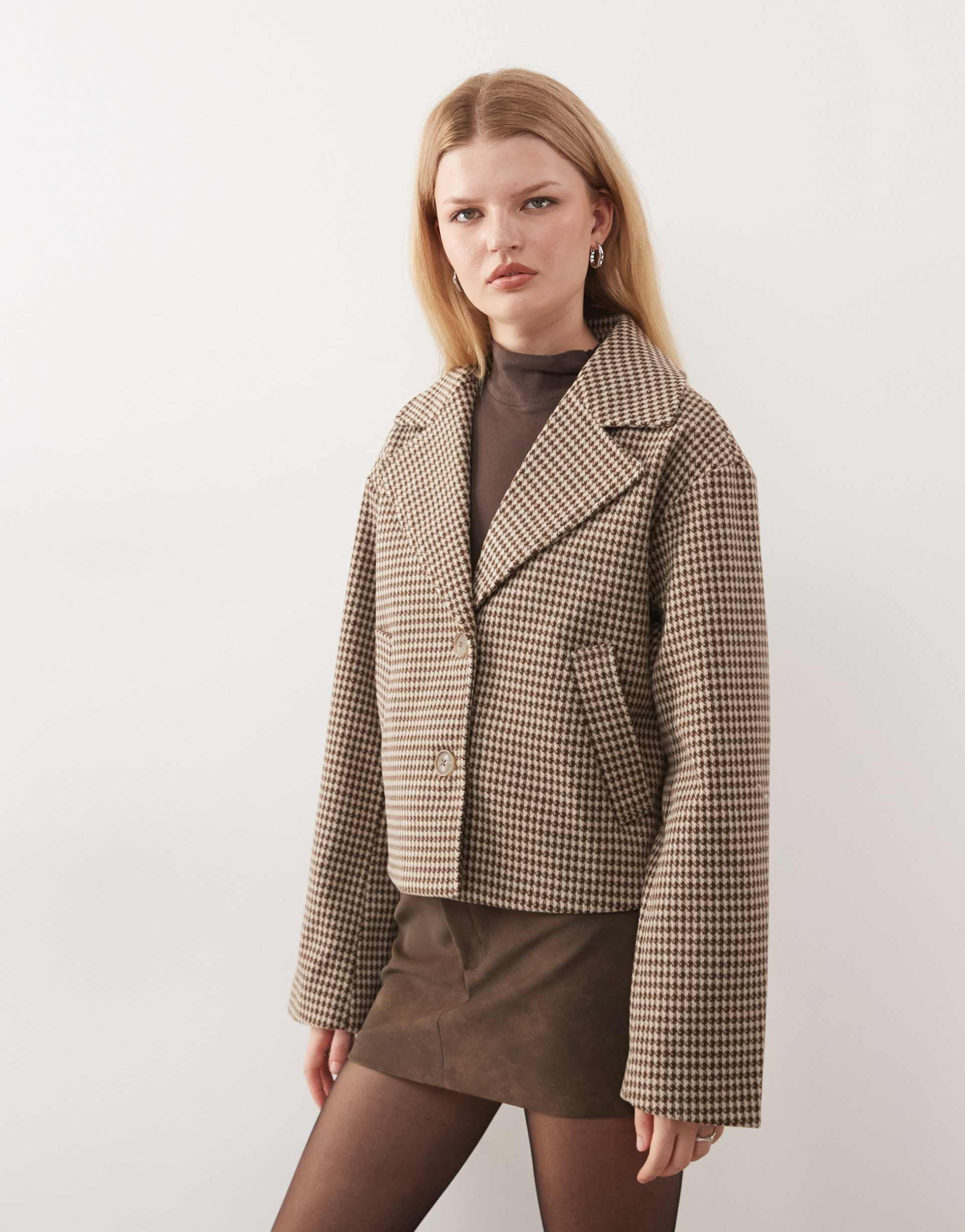noisy may boxy houndstooth jacket in beige