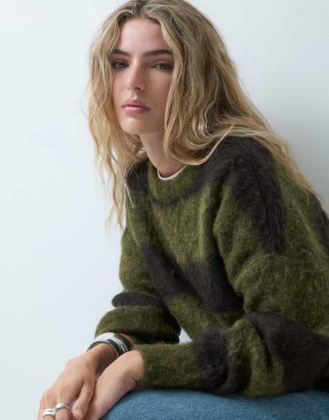 Noisy May Boxy-Pullover mit Rundhalsausschnitt aus gebürstetem Strick in Khaki und Schokobraun gestreift - view 1