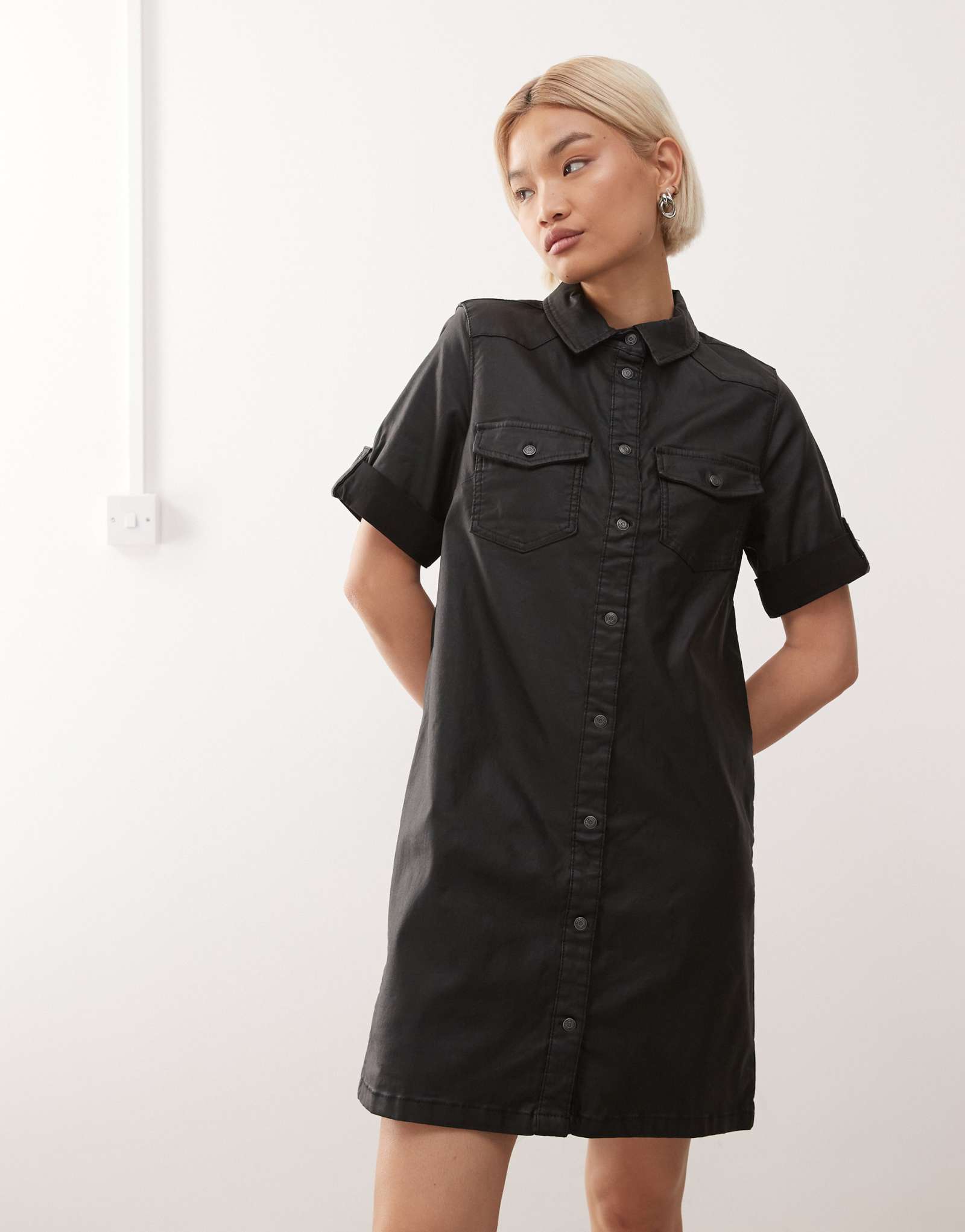 Черное платье с подкладкой на пуговицах Noisy May