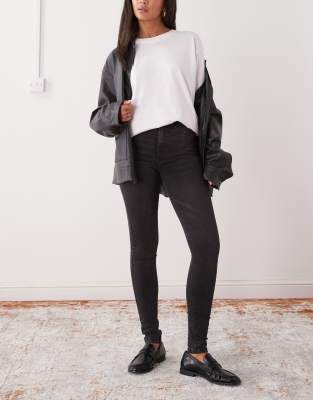 Noisy May - Callie - Eng geschnittene Jeans in verwaschenem Schwarz mit hohem Bund