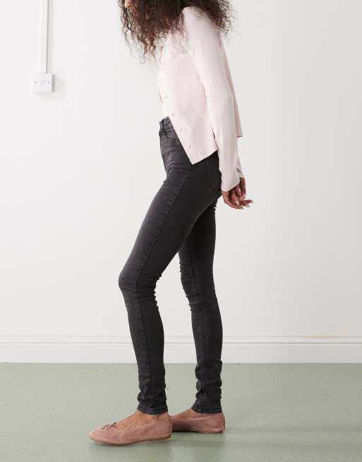 Noisy May – Callie – Eng geschnittene Jeans in verwaschenem Schwarz mit hohem Bund, 3 von 5